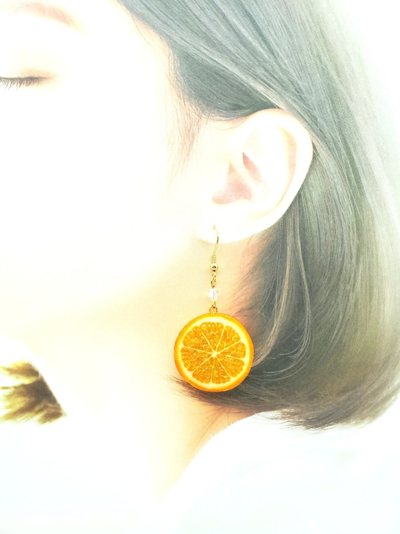 オレンジ（両面細工）小サイズ☆リアルな食品サンプルのフルーツピアス 1枚目の画像