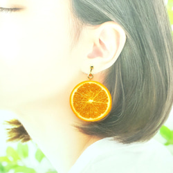 オレンジ（両面細工）大サイズ☆リアルな食品サンプルのフルーツイヤリング 1枚目の画像