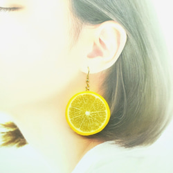 レモン（両面細工）大サイズ☆リアルな食品サンプルのフルーツピアス 1枚目の画像