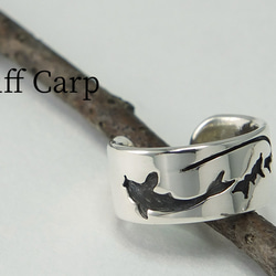 Cuff-Life Carp -鯉のイヤーカフ 幅６mm <鏡面/ツヤ消し 選択可> 1枚目の画像