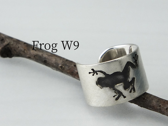 C-FrogW9 - 銀カエルのイヤーカフ 幅9mm <鏡面/ツヤ消し 選択可> 1枚目の画像