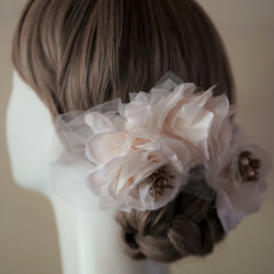 ホワイトローズのコサージュ ・ ヘッドドレス【 結婚式・成人式・ 髪飾り】（＊一点限り） 1枚目の画像