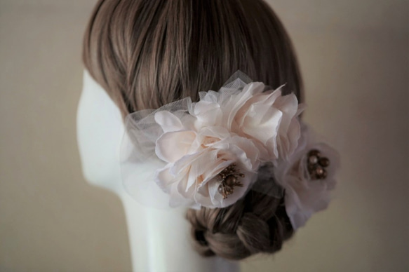 ホワイトローズのコサージュ ・ ヘッドドレス【 結婚式・成人式・ 髪飾り】（＊一点限り） 2枚目の画像