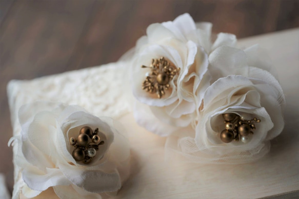 ホワイトローズのコサージュ ・ ヘッドドレス【 結婚式・成人式・ 髪飾り】（＊一点限り） 3枚目の画像