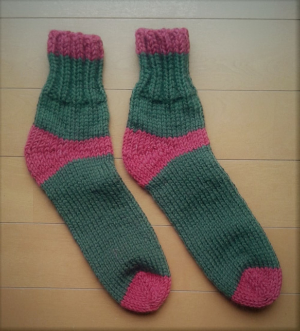 あったか手編靴下　深緑×赤 1枚目の画像