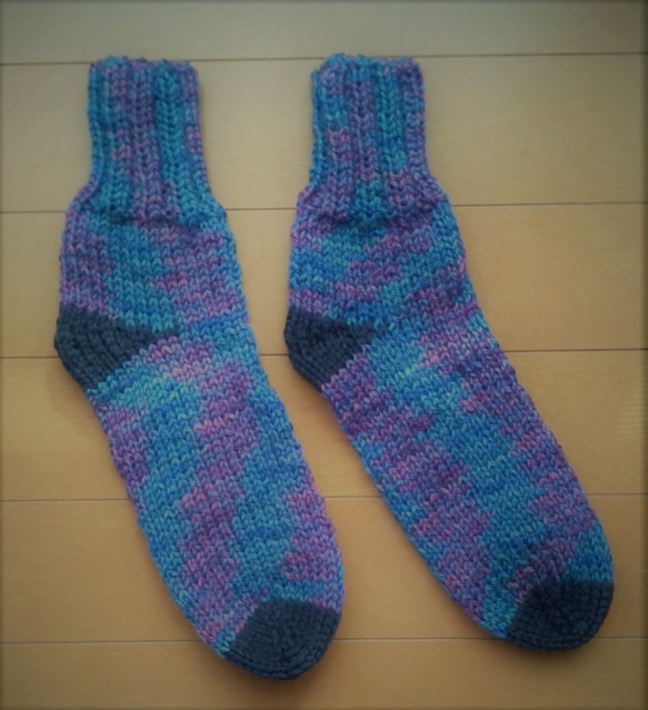 あったか手編靴下　マルチカラー　青×紫×紺 1枚目の画像