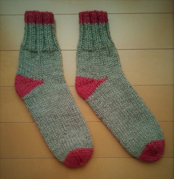 あったか手編靴下　赤×薄茶（霜降り） 1枚目の画像
