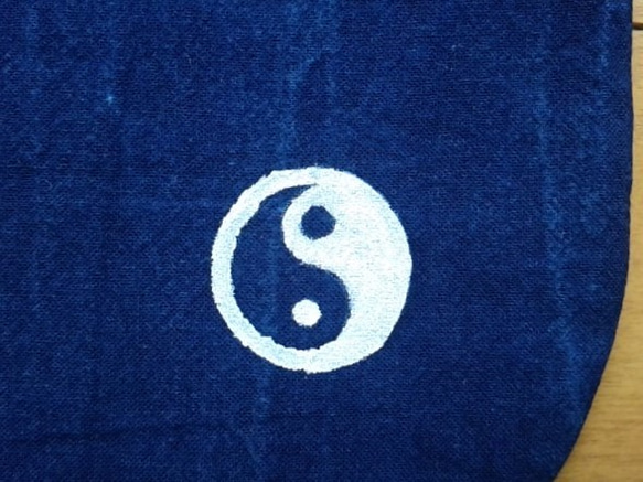 藍染　手描きワンポイントの巾着 2枚目の画像