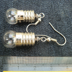 豆電球のフック型ピアス 2枚目の画像