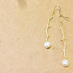 branch pierce*ゴールド小枝とパールのピアス 1枚目の画像