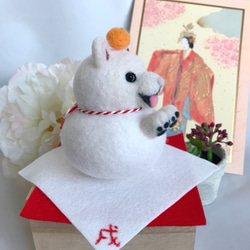 お正月飾り 鏡餅の着ぐるみを着た白柴犬 4枚目の画像