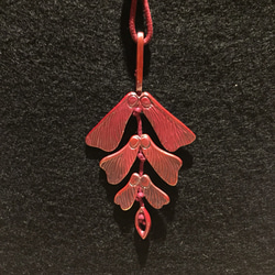 緋銅の楓のタネのペンダント 1枚目の画像