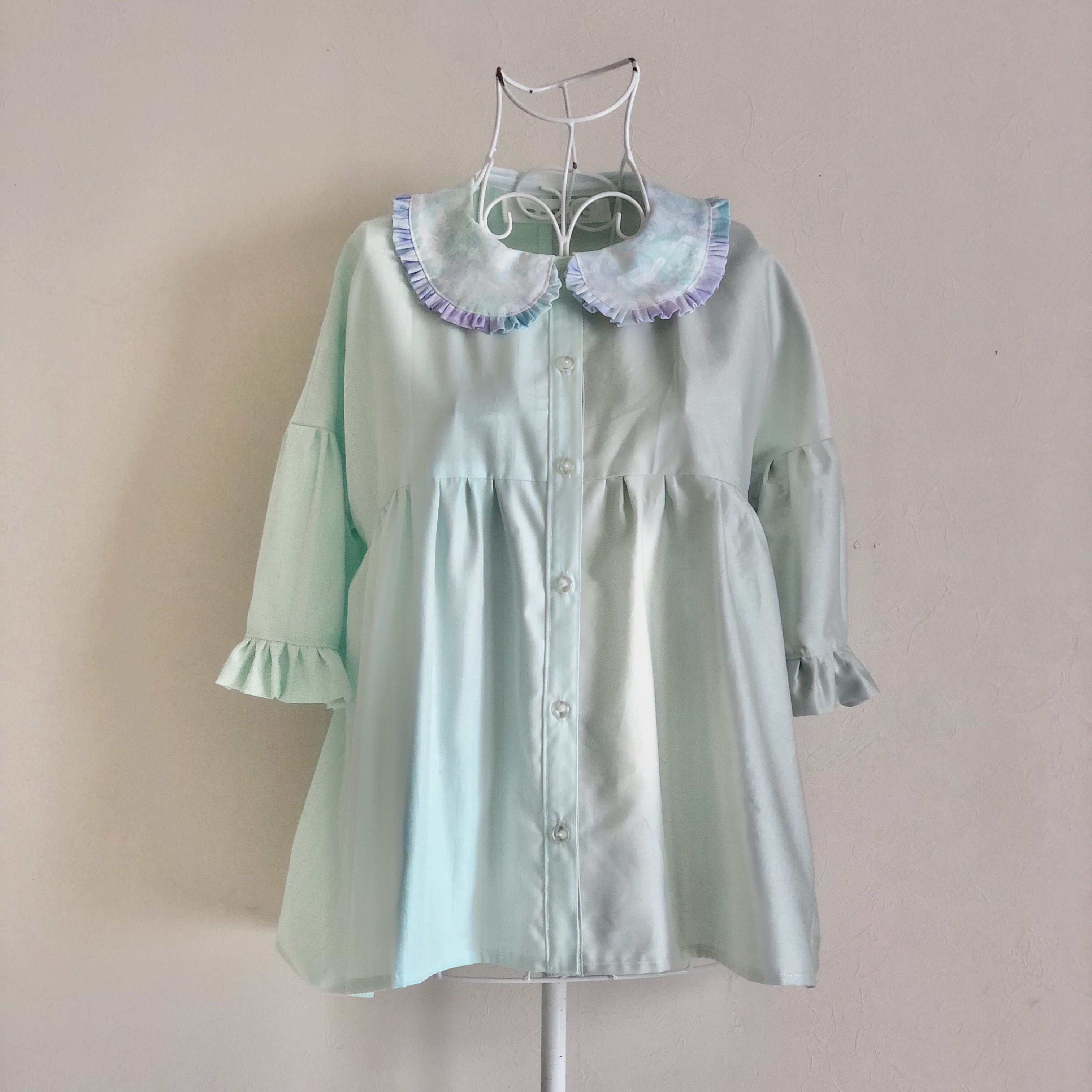 フリルカラーブラウス　グリーン×グレー