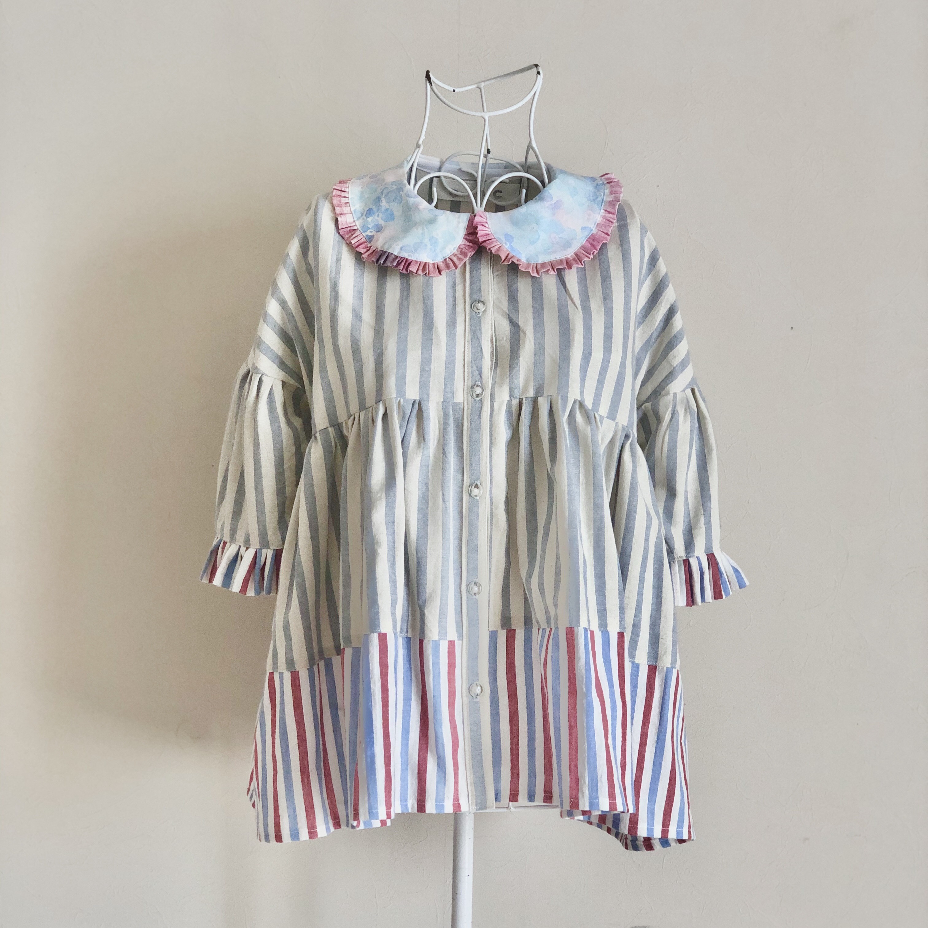 フリルカラーブラウス　トリコロールストライプ