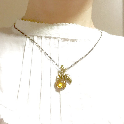 蜂と蜜 (ミツバチのネックレス 真鍮製／琥珀) ネックレス・ペンダント