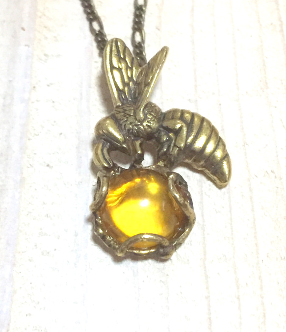 蜂と蜜  (ミツバチのネックレス  真鍮製／琥珀) 4枚目の画像
