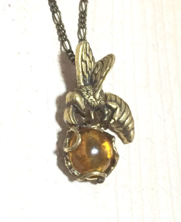 蜂と蜜  (ミツバチのネックレス  真鍮製／琥珀) 6枚目の画像