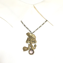 キノコといっしょ　（カエル＋キノコ＋カタツムリ）真鍮／フローライト真鍮と天然石 2枚目の画像