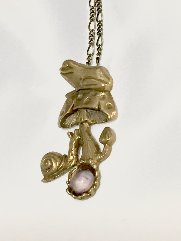 キノコといっしょ　（カエル＋キノコ＋カタツムリ）真鍮／フローライト真鍮と天然石 4枚目の画像