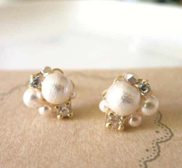 棉花珍珠和珠寶廣場耳環 第2張的照片
