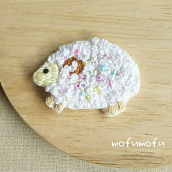 モコモコひつじさんの刺繍ブローチ 1枚目の画像