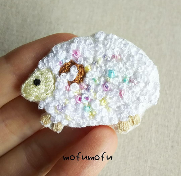 モコモコひつじさんの刺繍ブローチ 2枚目の画像