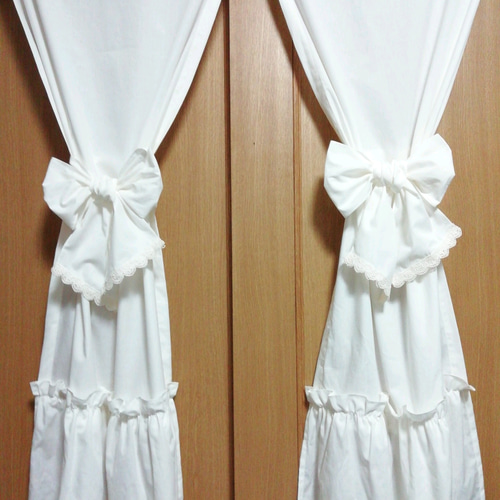 リボンタッセルつきフリルのれん 上下ギャザーフリル オフホワイト
