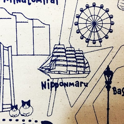 横浜お散歩猫ちゃんイラストトートマップ（生成り地/ネイビープリント） 6枚目の画像