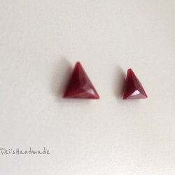 ▲ DEUTSCH ACRYL  red アクリルドイツさんかくピアス 2枚目の画像