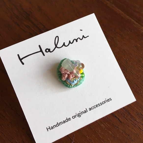 [Haluni] 夢の小石 ビーズ刺繍ピアス /ムーンストーン×グリーン 2枚目の画像