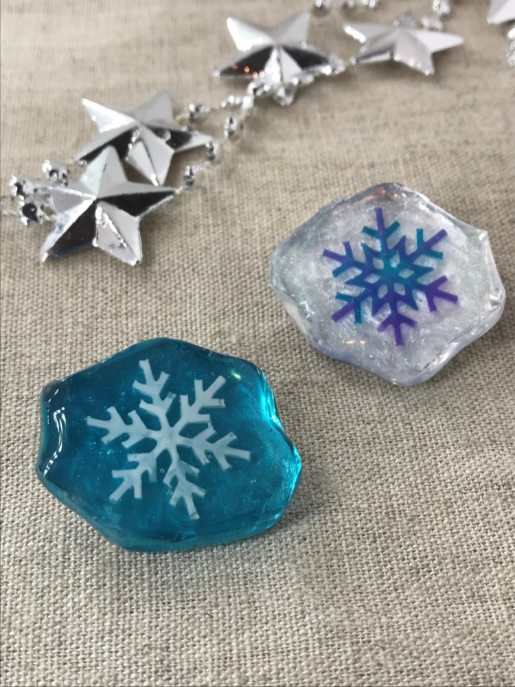 ＃210 雪の結晶✴ちょうちょ✴アイスブルー✴レジンヘアゴムキーホルダーブローチ 210 雪の結晶✴ちょうちょ✴アイスブルー✴レジンヘアゴムキーホルダー