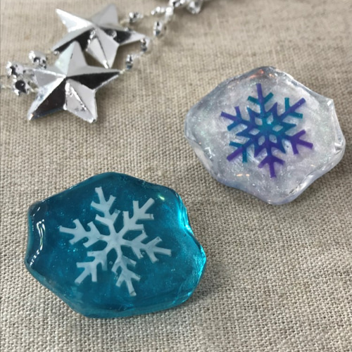 雪の結晶アイスキューブのブローチ 氷の世界 ブローチ ブルーオペーク