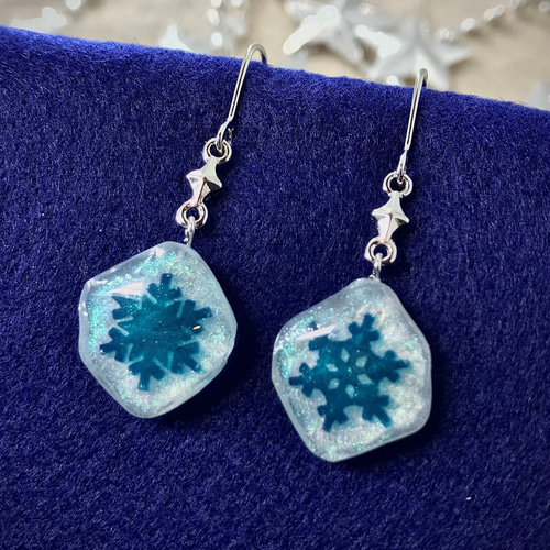 ハンドメイド 星と雪の結晶 ピアス Creema限定』雪の結晶アイスキューブのピアス 星モチーフ氷の