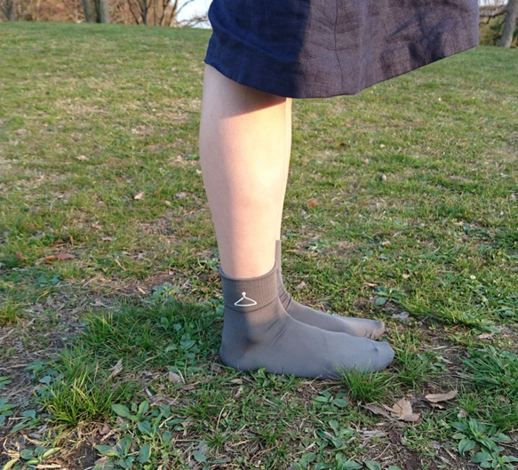 【グレー】レディースワンポイント靴下（春夏素材） 1枚目の画像