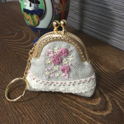 小さな手刺繍ポーチ　バラ　ベルギーリネン　がま口 1枚目の画像