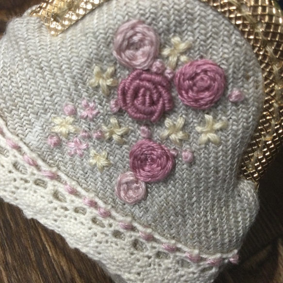 小さな手刺繍ポーチ　バラ　ベルギーリネン　がま口 2枚目の画像