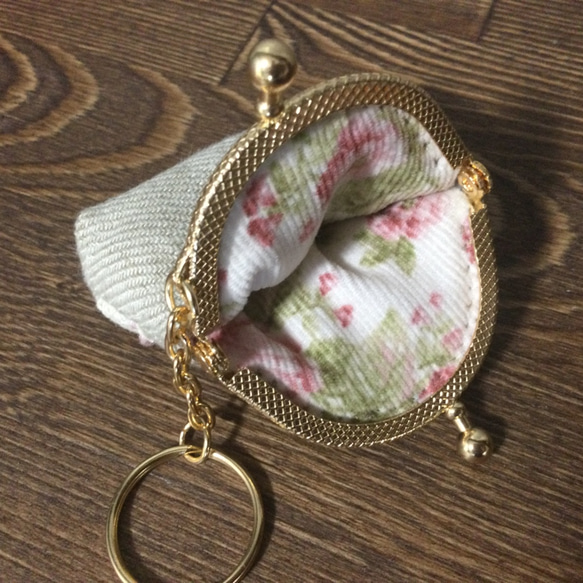 小さな手刺繍ポーチ　バラ　ベルギーリネン　がま口 4枚目の画像