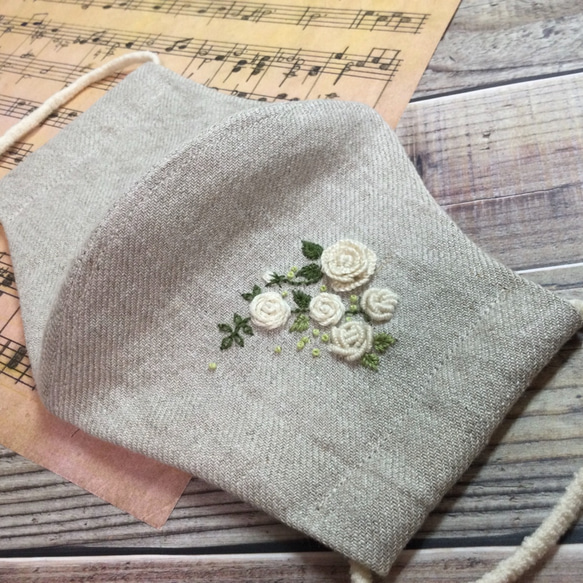 リネンマスク 　手刺繍　バラ（エクリュ）抗菌制菌・消臭・吸湿速乾・紫外線防止  ベルギーリネン&ヘンプ 2枚目の画像