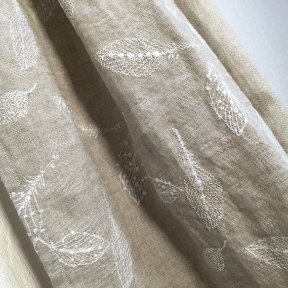 ベルギーリネン＆総刺繍リネン　フリンジストール　ボタニカル　生成り《送料無料》 2枚目の画像