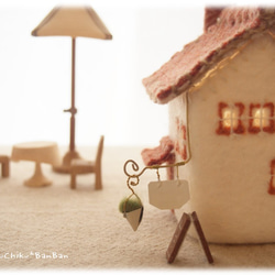小さい家ランプ＆カフェパラソルセット ヘリンボン赤屋根 2枚目の画像