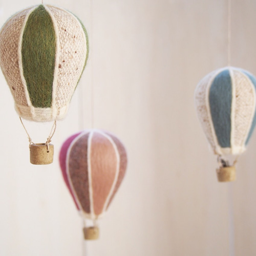 フェルト気球 グリーン×白ツイード モビール chikuchikubanban
