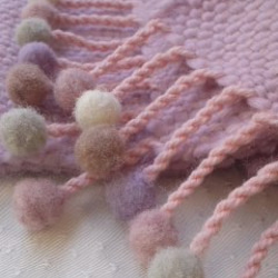 ★（送料無料）優しいピンクの手織りポンポン付きマフラー 1枚目の画像