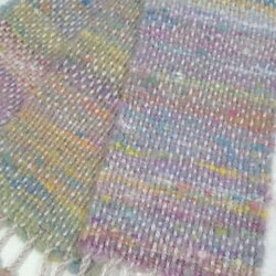 セール★手紡ぎ羊毛混色糸の手織りマフラーポンポン付き 2枚目の画像