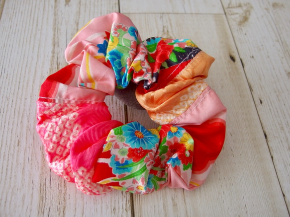 【販売済】着物地から作ったシュシュ　ピンクの絞りと花柄 2枚目の画像