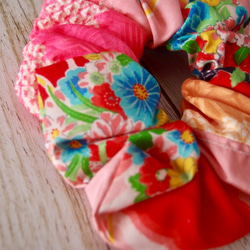【販売済】着物地から作ったシュシュ　ピンクの絞りと花柄 4枚目の画像