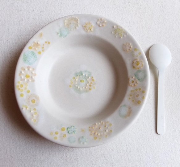 ふんわり白マットのお皿。さわやかな優しい小花。 1枚目の画像