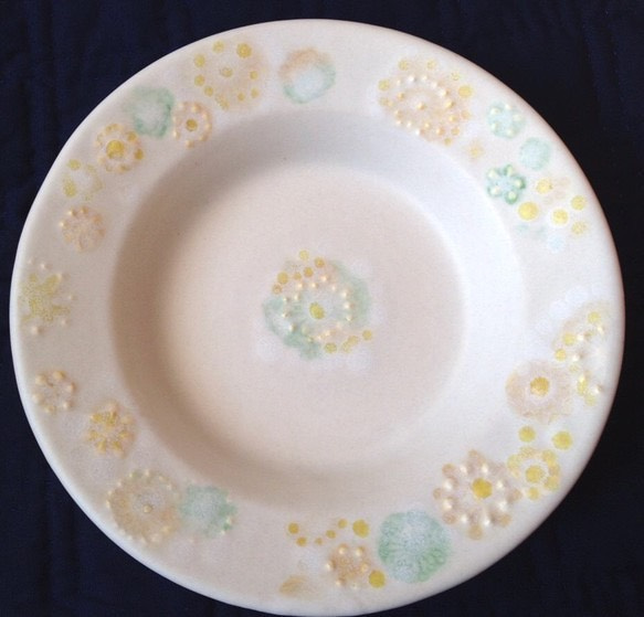 ふんわり白マットのお皿。さわやかな優しい小花。 2枚目の画像