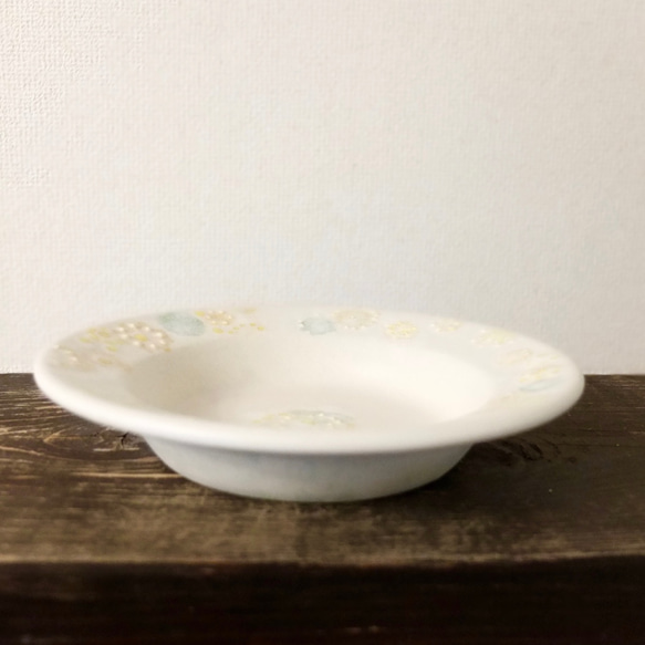 ふんわり白マットのお皿。さわやかな優しい小花。 5枚目の画像