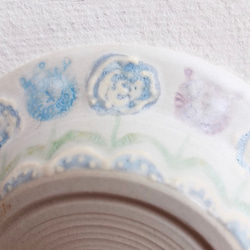 ふんわり白マットのお皿。涼しげなみず色の小花。 3枚目の画像