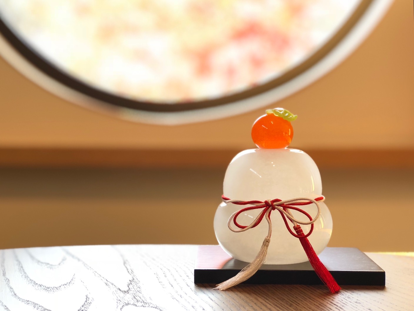 『年内発送12/26まで』❣️大きい鏡もち（白）×ふんわりパステルみかん❣️黒塗り台・箱付【zipで紹介されました】